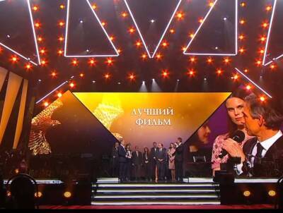 Чем поражали знаменитости на премии «Золотой орел-2022»: Горбачева в «голом» макси, а Шпица в «платье-ракушке»