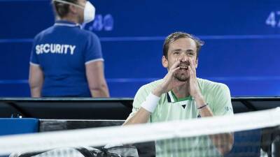 Российского теннисиста Медведева оштрафовали на $12 тыс. после полуфинала Australian Open