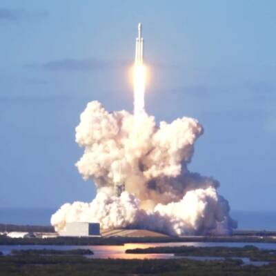 Запущенная семь лет назад ракета Falcon 9 с огромной скоростью летит к обратной стороне Луны