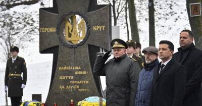 Зеленский почтил память Героев Крут на Аскольдовой могиле в Киеве (ФОТО)