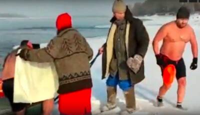 В Новосибирске любители зимнего плавания переплыли ледяную Обь