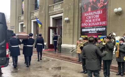 Украина в слезах: в Днепре прощаются с расстрелянными на Южмаше военными - видео
