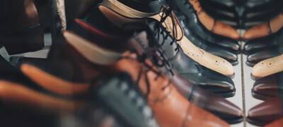 Житель села в Карелии заказал модные ботинки, но ему подсунули жалкую подделку