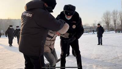 В Екатеринбурге на пикете против дистанционного обучения задержали двух человек