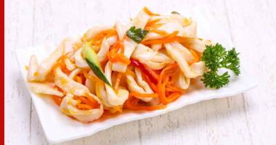 Праздничная кухня: салат с кальмаром и корейской морковью