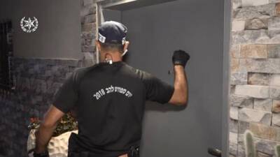 Грабители представились полицейскими и ограбили 76-летнего мужчину в Хайфе