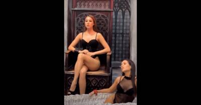 В России ритуальная служба сняла девушек в нижнем белье для рекламы гробов (видео)