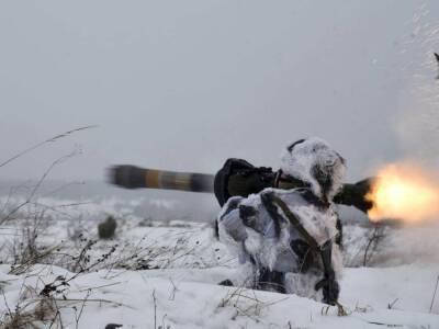 Первая группа украинских военных провела стрельбы из британских противотанковых комплексов NLAW. Видео