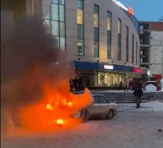В Новосибирске у ТЦ «Версаль» загорелся автомобиль