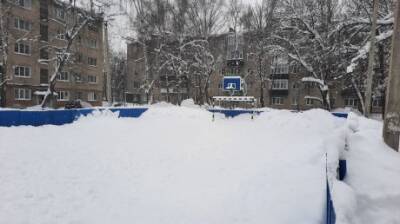 На Западной Поляне хоккейную коробку завалили снегом