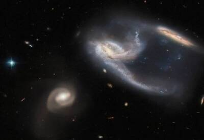 Hubble обнаружил три сталкивающиеся галактики