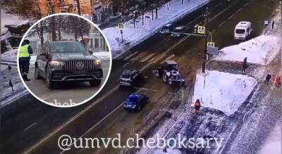 В центре Чебоксар столкнулись трактор и элитный Mercedes: машину отбросило на встречку