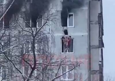 В Москве двое молодых людей, рискуя сорваться с высоты, спасли девушку из огня