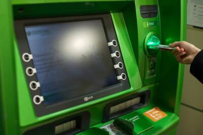 Россияне стали снимать больше наличных в банкоматах