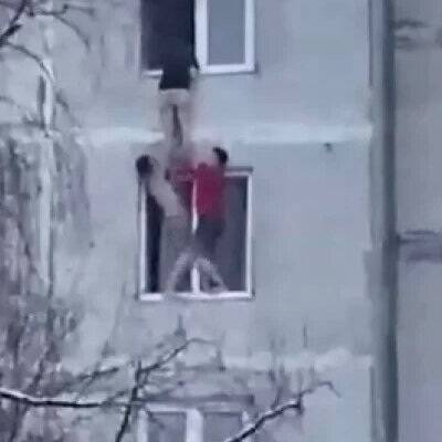 Соседи спасли девушку из горящей квартиры на юге Москвы