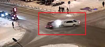 В Петрозаводске пешеход отскочил от вылетевшего на него после ДТП автомобиля (ВИДЕО)