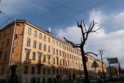Ленивые петербуржцы выбросили диван с балкона на улице Маяковского