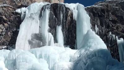 В Румынии впервые за много лет замерз термальный водопад, что вызвало ажиотаж среди туристов (видео)