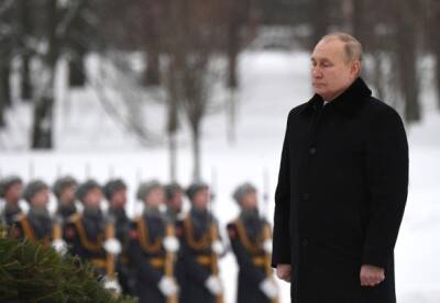 Для Путина дезинфицировали снег на кладбище, где он возлагал цветы