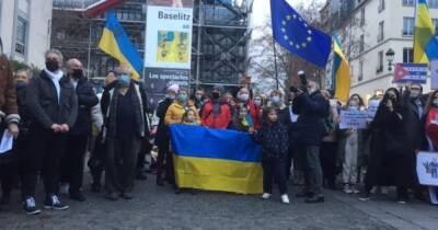 В Париже украинцы провели митинг против российской агрессии (ФОТО)
