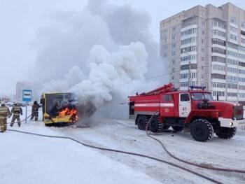 Еще один сгорел на работе: автобус №36 ПАТП-1 загорелся на ул. Архангельской в Вологде