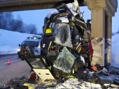 В России автобус врезался в опору моста, погибли люди