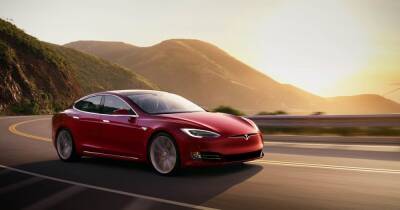 Почти миллион: Tesla поставила рекордное количество электромобилей в 2021 году
