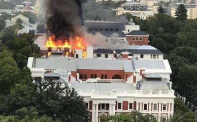В здании парламента ЮАР возник пожар