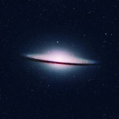 Астрономы показали ядро галактики, которая похожа на огромный огненный диск и мира