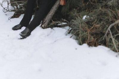 Российский полицейский вынес на спине замерзающего мужчину из леса