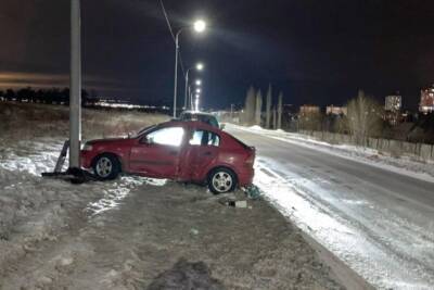 Протаранивший столб на юге Волгограда 19-летний водитель поранил лицо