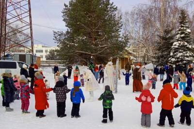 Дед Мороз и Снегурочка поздравили детей сотрудников Ярэнерго с Новым годом