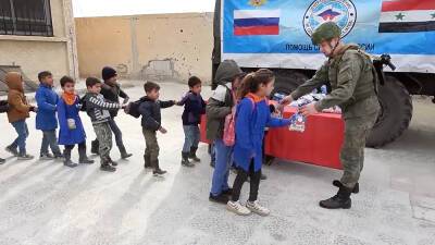 Российские военные доставили гумпомощь в сирийский поселок Утайя