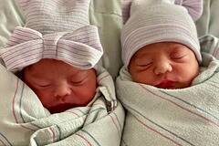 Женщина родила близнецов с разницей в 15 минут в разные годы