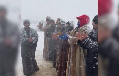 Снег выпал в Саудовской Аравии. Местные встретили его танцами и песнями