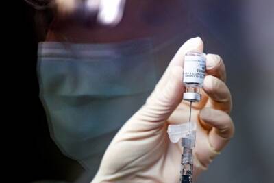 Минздрав пообещал третью дозу вакцины от коронавируса всем желающим