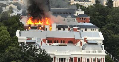 В ЮАР пожар едва не уничтожил здание парламента: подозреваемого задержали (фото, видео)