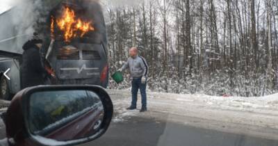 Автобус загорелся на трассе в Ленобласти