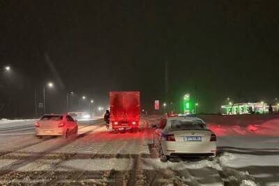 Вечером 2 января из-за сильного снегопада в Удмуртии закрыли вылеты из аэропорта и движение грузовозов