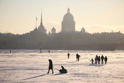 Петербургские спасатели за сутки увели с тонкого льда более 70 человек