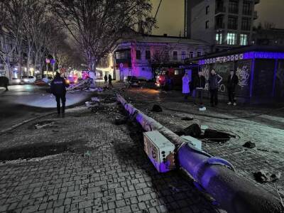 В центре Одессы пьяный на BMW протаранил две машины и два столба: есть пострадавшие
