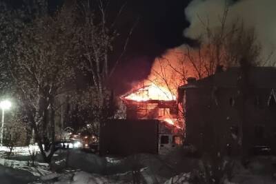 В Тверской области загорелся четрехквартирный жилой дом