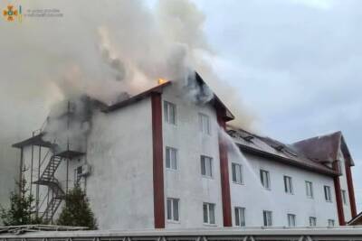 Под Киевом произошел масштабный пожар в гостиничном комплексе, есть пострадавшие