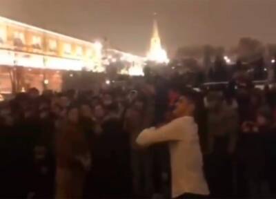 Пользователей соцсетей разозлило исполнение лезгинки в центре Москвы в Новый год