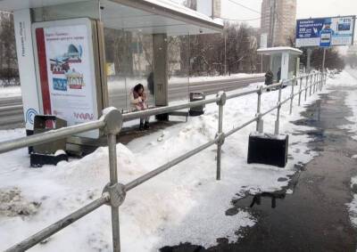В районе Перово пассажирам, чтобы пересесть с автобуса на трамвай нужно перелезть через забор - mskgazeta.ru - Москва - район Перово