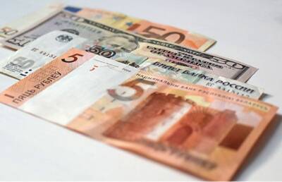 Белорусский рубль ослаб к трем валютам на торгах 3 января