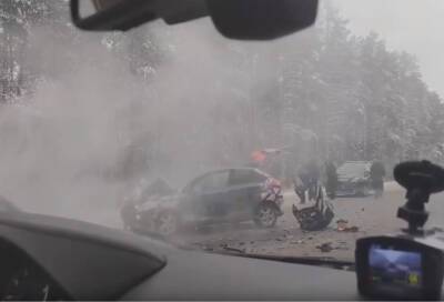 На Киевском шоссе в Ленобласти в тройном ДТП погибло два человека