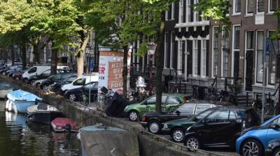 Водитель в Амстердаме припарковал авто на грани фола (Видео)