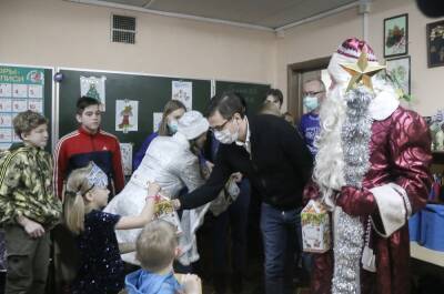 Шалабаев подарил шведскую стенку воспитанникам детского дома на Новый год