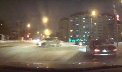 В Тюмени BMW 89 региона вылетел на перекрёсток на красный сигнал светофора